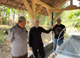 Peduli Fasilitas Sosial, Ineu Purwadewi Serahkan Bantuan Keranda untuk Warga Tarikolot
