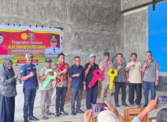 Agus Ambo Djiwa Kembali Tunjukkan Komitmennya Bantu Alsintan Untuk Kelompok Tani di Wonomulyo