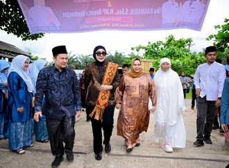Dewi Juliani Salurkan Bantuan Alat Pertanian, Bantuan Aspirasi, dan PIP di Desa Muara Basung, Kec. Pinggir, Bengkalis 