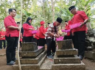 ‎Kader PDI Perjuangan Kebumen Kenang Senior Partai Lewat Ziarah dan Doa