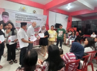 Romy Soekarno Salurkan 2.500 Beasiswa PIP Jalur Aspirasi Kepada Siswa di Wilayah Blitar Raya