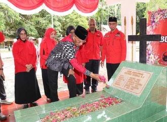 PDI Perjuangan Papua Ziarah ke Makam Marthen Indey, Benhur Ingatkan Pesan Bung Karno Bagi Papua