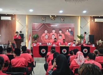 Rendi Solihin Serahkan SK PAC di 20 Kecamatan, Tegaskan PDI Perjuangan Kukar Wajib Mulia-kan 'Wong Cilik'