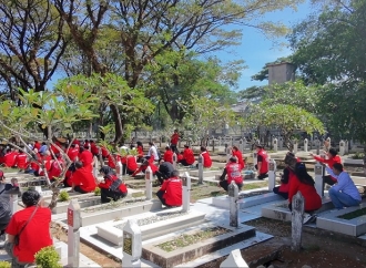 Bersih Makam, Tabur Bunga, dan Berbagi: Cara PDI Perjuangan Sulsel Memaknai Bulan Bung Karno