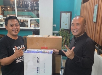 Anggota DPR Ahmad Safei Serahkan Bantuan Alat Kesekretariatan Untuk DPC PDI Perjuangan Kabupaten Konawe