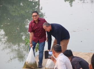 Sekjen PDI Perjuangan Tebar 10 Ribu Ikan di Bekasi, Istimewakan Tradisi Merawat Pertiwi