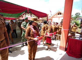 Resmikan Gedung SMPN 3 Sompak, Bupati Karolin Ingatkan Guru Sering Bolos dan Gagap Teknologi