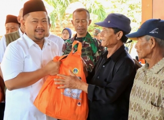 Sawah Dilanda Puso, Bupati Gresik Salurkan Bansos untuk 1.177 Petani Korban Kekeringan