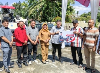 Alex Indra Lukman Serahkan Bantuan Alsintan Rp23,13 Miliar Kepada Kelompok Tani di Dharmasraya