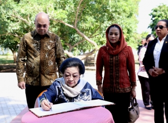 Lawatan Hari Ketiga di Dili, Megawati Soekarnoputri Berziarah ke Taman Makam Pahlawan Seroja