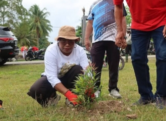 Bulan Bung Karno, Ruth Naomi Rumkabu Bersama Masyarakat Bersihkan Lingkungan di Taman Ikonik