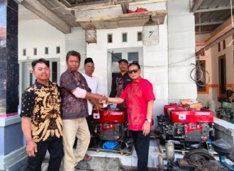 Rokhmin Dahuri Salurkan Bantuan Lima Unit Mesin Perahu ke KUB Sinar Bahari di Desa Gebang Mekar