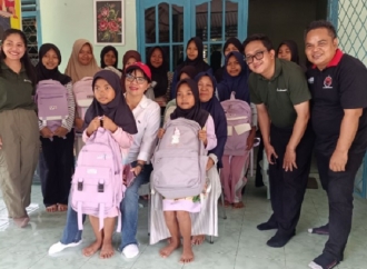 Elvi Diana Bagikan Peralatan Sekolah ke Panti Asuhan Aisyah Mentok