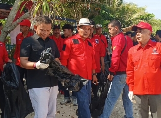 Peringati Bulan Bung Karno, PDI Perjuangan Sukabumi Bersihkan Pantai Cibuaya dan Tanam Pandan