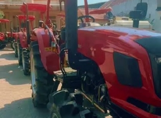 Sadarestuwati Salurkan Bantuan Traktor dan Combine Harvester Kepada Kelompok Tani