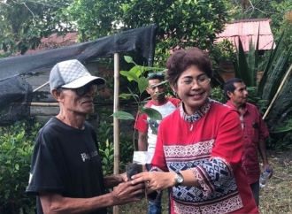 Dukung Kebun Rakyat, Mercy Barends Serahkan 3.000 Bibit Rempah ke Petani di Leihitu Barat, Maluku Tengah
