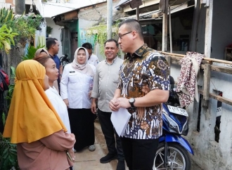 Di Sela Peninjauan Saluran Air, Kenneth Ringankan Beban Orang Tua Pembeli Seragam