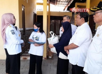 Bupati Dyah Kartika Serahkan Bantuan Untuk Pasha, Disabilitas 20 Tahun, Belum Tersentuh Program Sosial