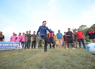 Buka Deras Cup 3, Bupati Karolin Tekankan Sportivitas dan Kabar Baik Pembangunan Jalan di Desa Rasan