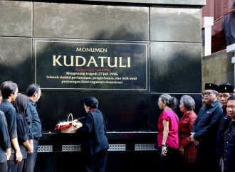 Megawati Taruh Bunga di Monumen Kudatuli, Hormati Para Korban