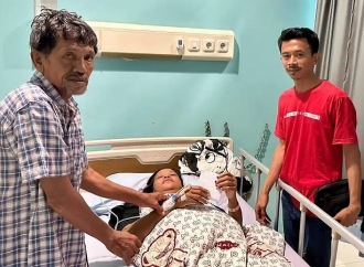 Rudianto Tjen Salurkan Bantuan Kepada Selvia Kasina yang Tengah Dirawat di RSUD Depati Bahrin