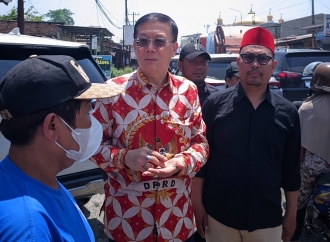 Hasyim Apresiasi Warga Gotong Royong Timbun Jalan Rusak di Jalan Veteran Pasar IX