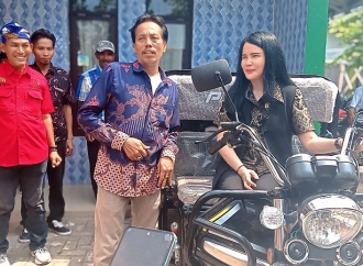 Tingkatkan Efektivitas Pengelolaan Sampah, Shanty Alda Nathalia Salurkan Bantuan Armada Motor
