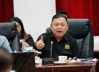 Dedikasi untuk Rakyat, Anggota Komisi XII DPR RI Cornelis Sabet Penghargaan Tokoh Politik Inspiratif 2026