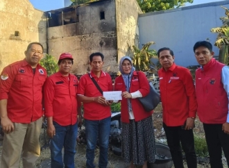 DPC PDI Perjuangan Makassar Salurkan Bantuan Bagi Kader Korban Kebakaran di Panakkukang