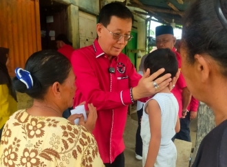 Kritik Data Kemiskinan Kaku, Hasyim Sambangi Lansia Prasejahtera di Medan Amplas