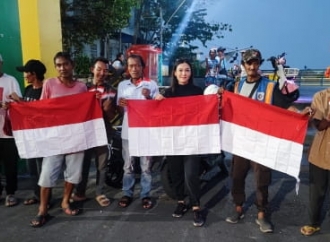 Sambut HUT ke-81 RI, Maria Lestari Bagikan Ribuan Bendera Merah Putih untuk Warga dan UMKM di Pontianak