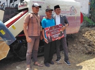 Kanang Serahkan Tiga Unit Mesin Pemanen Padi Untuk Poktan di Ngawi