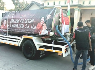 Krisis Air Bersih di Bojonegoro Meluas, Abidin Fikri Terjunkan 10.000 Liter Air untuk Warga Sumberjo Kidul