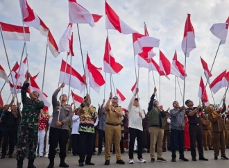 Pembagian 10 Juta Bendera Merah Putih, Bupati Kukar Konvoi Kibarkan Bendera dari Timbau Hingga Makam Pahlawan