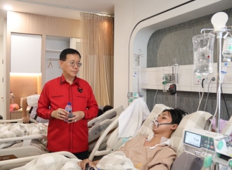 Usai Galang Dana Bersama GDC,Hasyim SE Serahkan Bantuan kepada Dua Remaja Korban Luka Bakar
