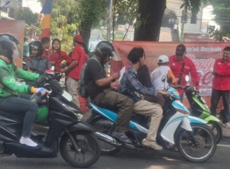 DPC PDI Perjuangan Jaktim dan Warung Si Doel Bagikan Ratusan Nasi Kotak di Ciracas
