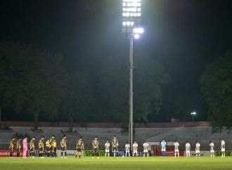 Peserta dan Penonton Soekarno Cup 2026 Mengheningkan Cipta untuk Korban Gempa di NTT