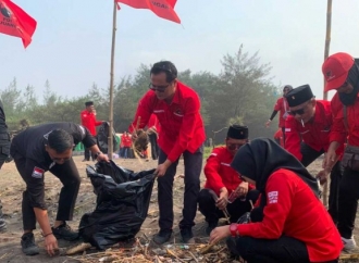 PDI Perjuangan Jember Bersihkan Sampah di Pantai Pancer Usai Upacara HUT ke-81 RI