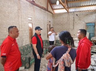 Stevano Adranacus Salurkan Bantuan ke Manggarai Barat