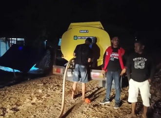 Atasi Krisis Air di Pengungsian Gempa Ende, PDI Perjuangan NTT Salurkan Air Bersih dan Tandon
