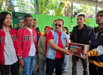 DPC PDI Perjuangan Kota Surabaya Serahkan Bantuan Kepada Korban Gempa Bumi di NTT
