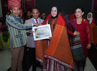 Winarti Terima Penghargaan HKBP, Tegaskan Pentingnya Jaga Persaudaraan & Kerukunan di Lampung
