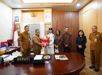 Bupati Robby Dondokambey Beri Penghargaan Kepada Paskibraka Nasional Faith Maengkom