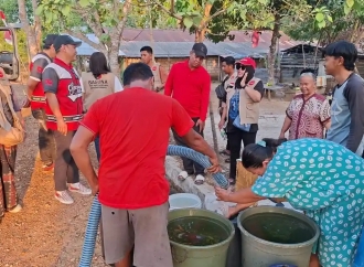 Krisis Air Bersih Terjang Banjarbaru, DPC PDI Perjuangan Salurkan Ribuan Liter Air Bersih ke Rumah Warga