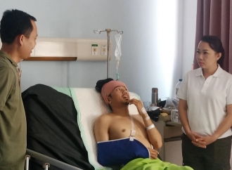 Trauma Pemadaman Karhutla, Vina Cristyn Ferani Jenguk Personel Damkar Korban Kecelakaan