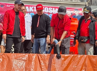 Atasi Dampak Kemarau, DPC PDI Perjuangan Kabupaten Ngawi Distribusikan Bantuan Air Bersih