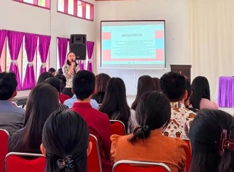 Alfiani Eliata Sallata Dorong Perempuan Terlibat Dalam Politik Saat Mengajar di STT GKST Tentena