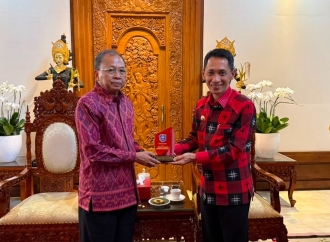 Terima Kunjungan Bupati Wakatobi, Koster Bagikan Resep Kelola Produk Lokal dan Pariwisata