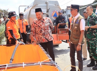 Gresik Terancam Kekeringan, Gus Yani Salurkan Ribuan Liter Air Bersih dan Siapkan Solusi Jangka Panjang