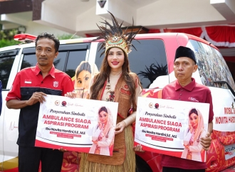 HUT ke-81 RI, Novita Hardini Serahkan Dua Ambulans Gratis untuk Warga Trenggalek